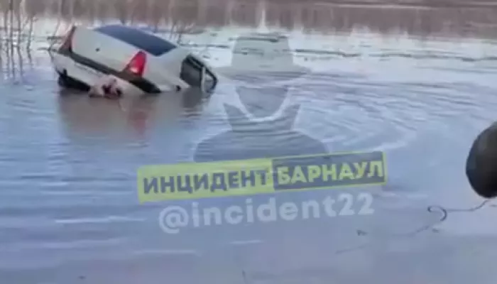 В Алтайском крае легковушка слетела в кювет и стала тонуть в талых водах