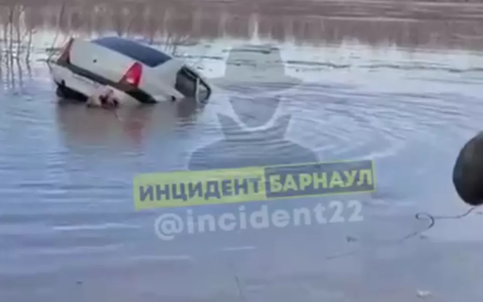 В Алтайском крае легковушка слетела в кювет и стала тонуть в талых водах