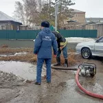 Откачивают воду, готовят дамбу: в Алтайском крае борются с паводком