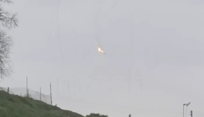 Военный самолет загорелся в небе и рухнул в море рядом со Севастополем