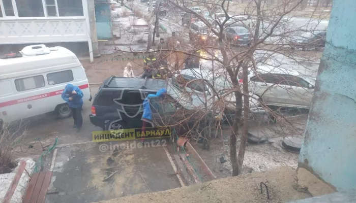 В Яровом водитель Ford врезался в стоявший автомобиль и погиб на месте