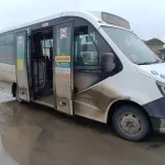 В Барнауле пассажир разбил лобовое стекло в автобусе после конфликта с водителем