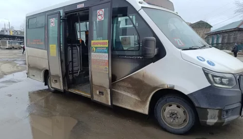 В Барнауле пассажир разбил лобовое стекло в автобусе после конфликта с водителем