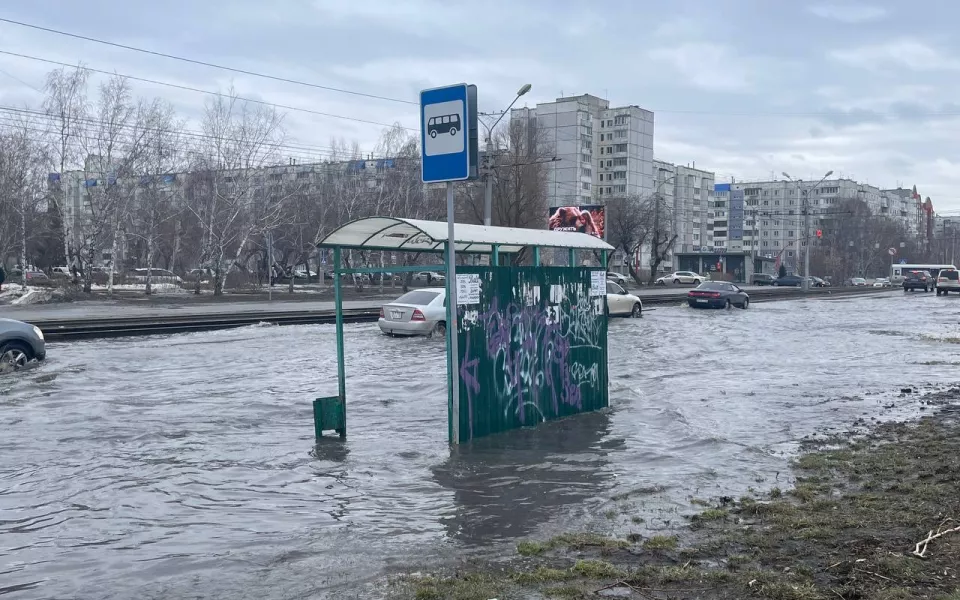 В Барнауле автобус 60 пустили в объезд потопа на улице Попова