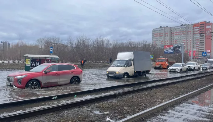 В Барнауле река Поповка снова вышла из берегов. Фоторепортаж с места подтопления