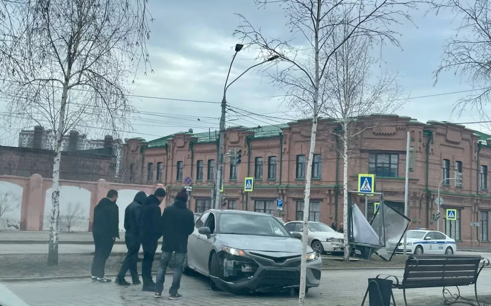 В Барнауле легковушка вылетела на аллею на проспекте Ленина