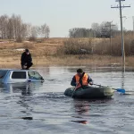Дороги рушатся, машины тонут. Паводок набирает обороты в Алтайском крае