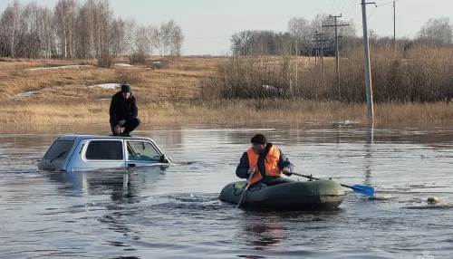 Дороги рушатся, машины тонут. Паводок набирает обороты в Алтайском крае