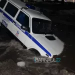 В Алтайском крае служебный автомобиль провалился в яму с водой