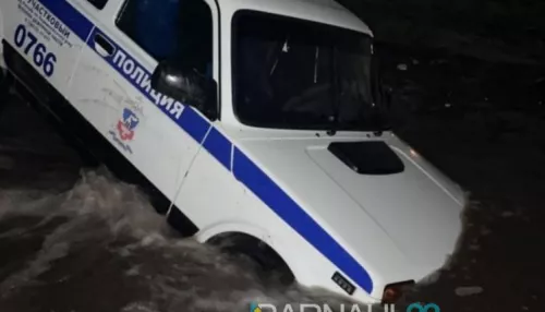 В Алтайском крае служебный автомобиль провалился в яму с водой