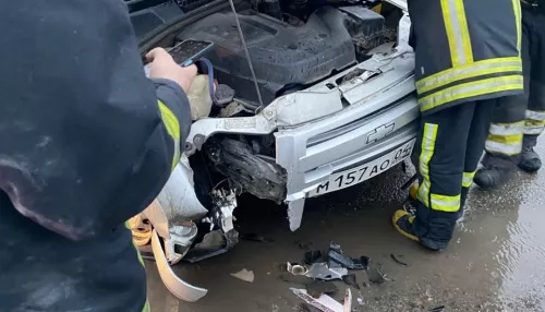 В Барнауле пьяный водитель Niva врезался в бетонное ограждение