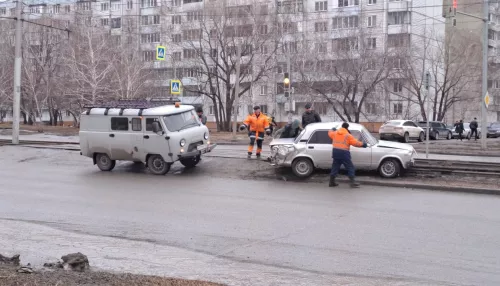В Барнауле на улице Попова произошло ДТП с участием буханки