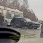 В Барнауле автобус №55 попал в ДТП в поселке Южный