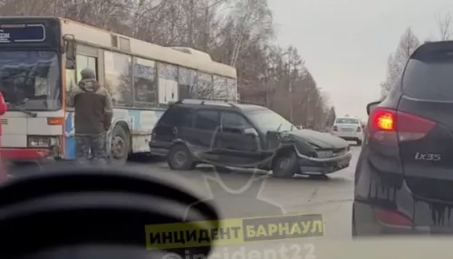 В Барнауле автобус №55 попал в ДТП в поселке Южный