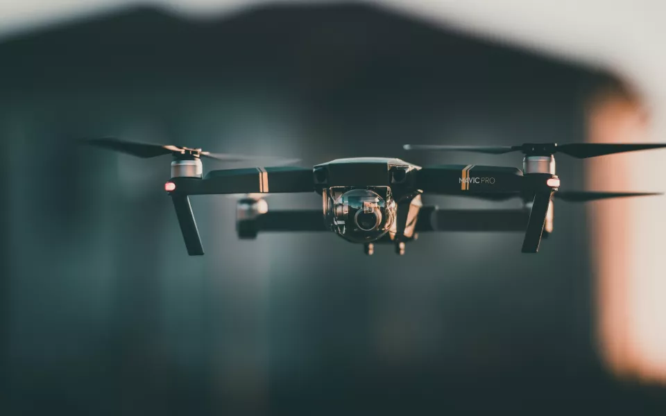 Обломок беспилотника попал в квартиру многоэтажки в Твери, погиб человек