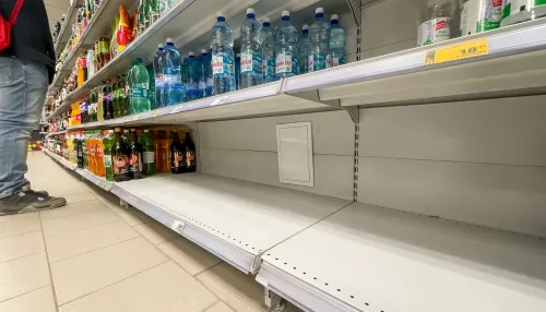 Спрос вырос многократно. Власти объяснили дефицит питьевой воды в магазинах Барнаула