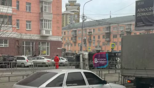 В центре Барнаула грузовик перевернулся на бок после ДТП