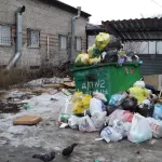 Жильцы барнаульской многоэтажки пожаловались, что утопают в мусоре