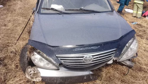 Toyota опрокинулась около алтайского села – пострадали семилетняя девочка и ее мать