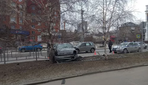 В Барнауле иномарка протаранила ограждение на проспекте Ленина