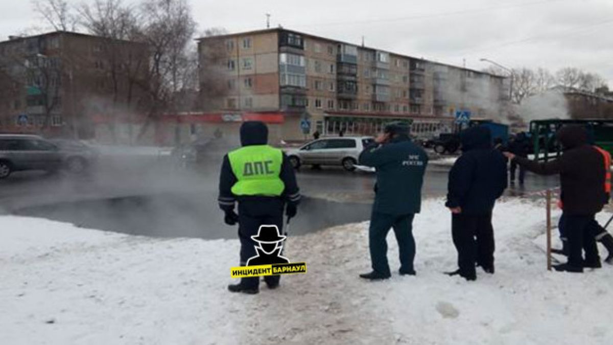 Обвал грунта спровоцировал аварию на теплотрассе в Барнауле 