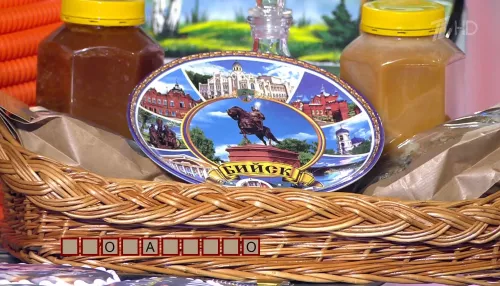 Жительница Алтайского края подарила Якубовичу тарелки с видами Бийска
