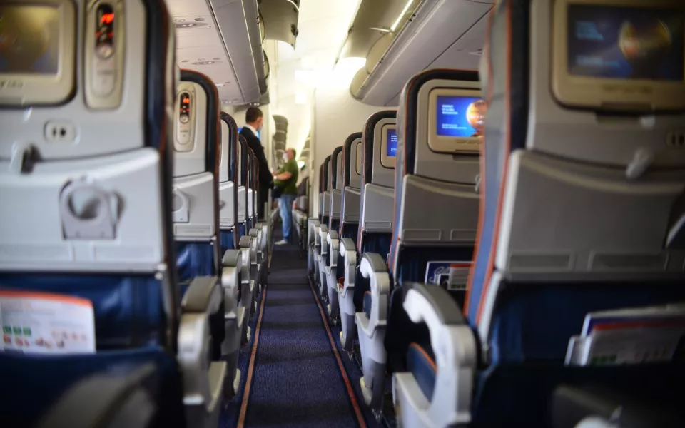 Пассажир устроил дебош на борту самолета Москва  Барнаул