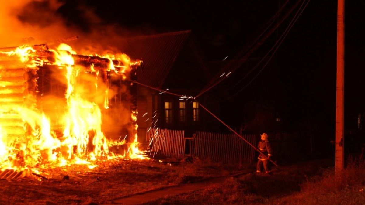Восемь человек погибли при пожаре в Кемеровской области