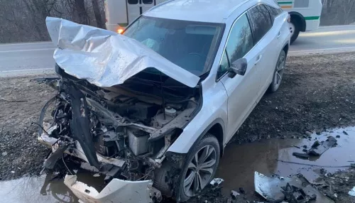 На Алтае пьяный водитель УАЗ жестко врезался в Lexus 