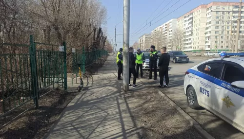 В Барнауле парень на самокате сбил ребенка на тротуаре