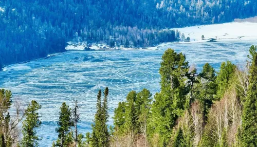 Фотографы показали несравненное Телецкое озеро с последним льдом