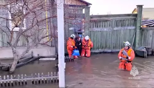 Митингующих жителей Оренбуржья призвали покинуть затопленные города