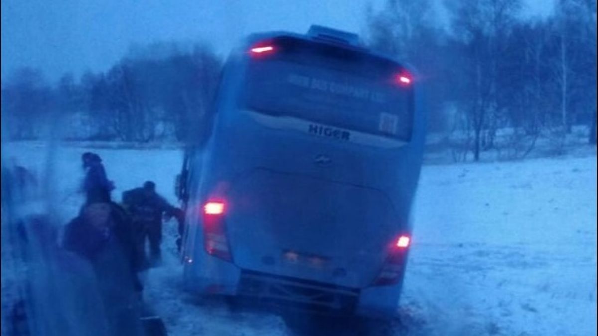 Автобус съехал в кювет на трассе Барнаул-Павловск вечером 5 ноября
