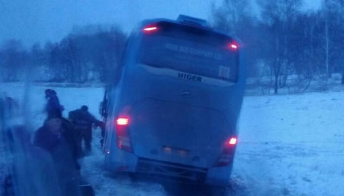 Рейсовый автобус оказался в кювете из-за сильного ветра в Алтайском крае -  Толк 06.11.2018