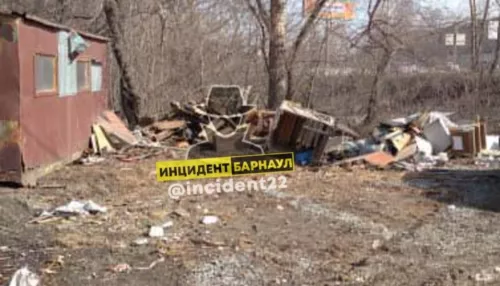 Барнаульцы бьют тревогу из-за бездомного, который захламляет берег Пивоварки