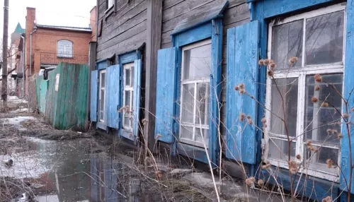 В центре Барнаула талыми водами подтопило двухэтажный дом
