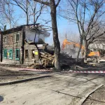 В Барнауле на улице Профинтерна сносят аварийную двухэтажку