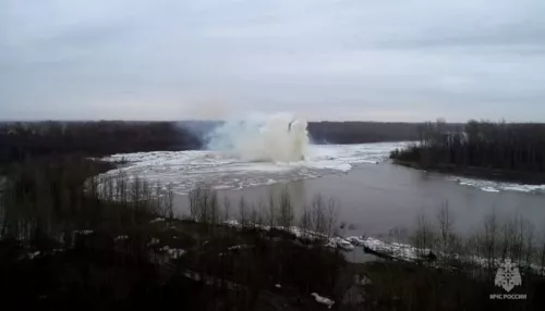 Алтайские спасатели показали, как подрывают лед на реке Чумыш