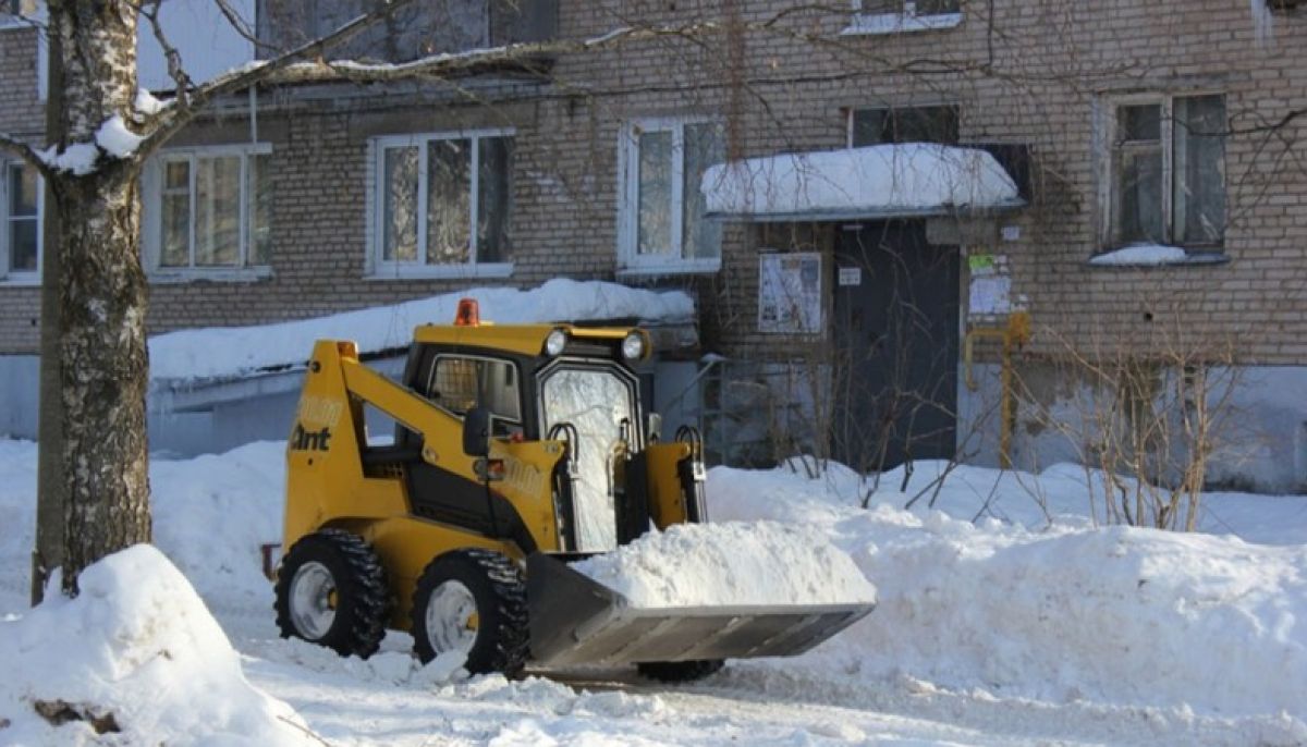 Не чистят снег куда. Чистка снега во дворе. Ижевск уборка снега грейдером. Техника для чистки снега во дворе. Погрузчики чистят снег во дворе.