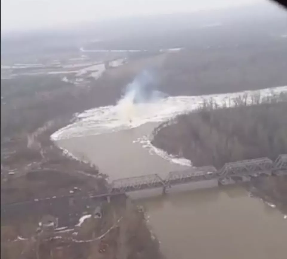 В Тальменском районе после подрыва льда на Чумыше начала уходить вода -  Толк 10.04.2024