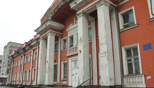 Ветшающее здание-памятник в Барнауле попало в судебный переплет. Как оно выглядит