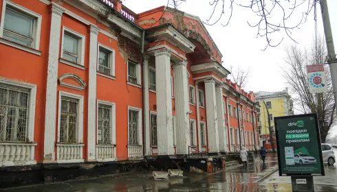 Владельцы здания-памятника в центре Барнаула оспаривают решение об установке ограды