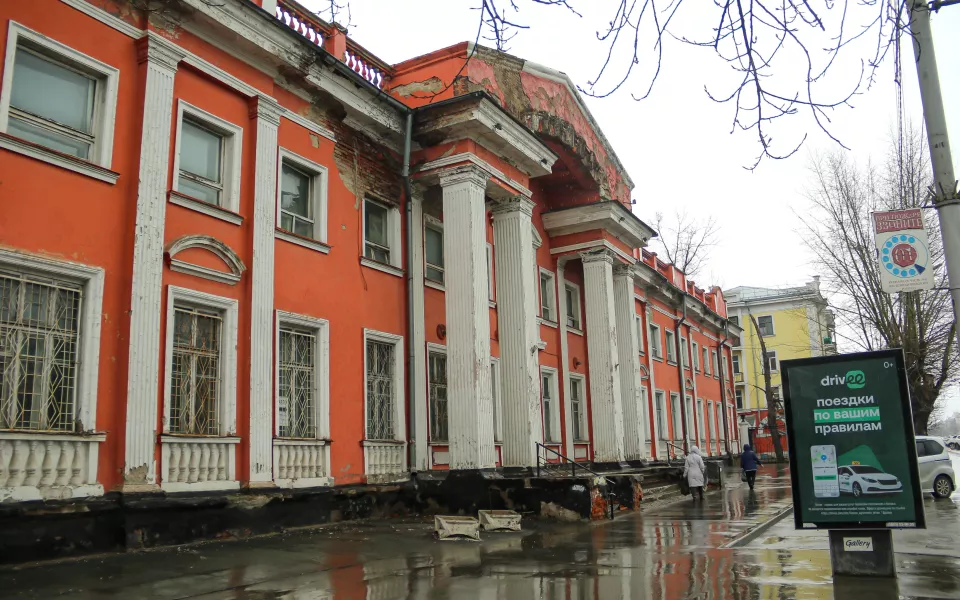 Многострадальное здание-памятник на площади Октября ждет противоаварийный ремонт