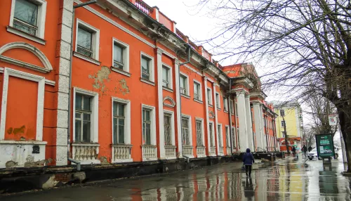 Бывшие хозяева ветшающего здания-памятника в центре Барнаула защитились от штрафов