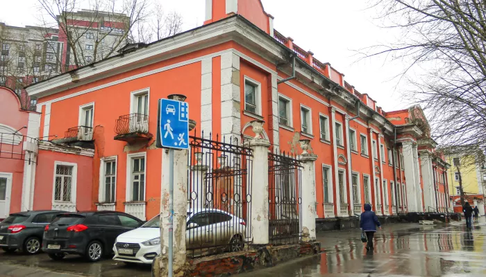 Суд обязал владельцев огородить ветшающее историческое здание в центре Барнаула