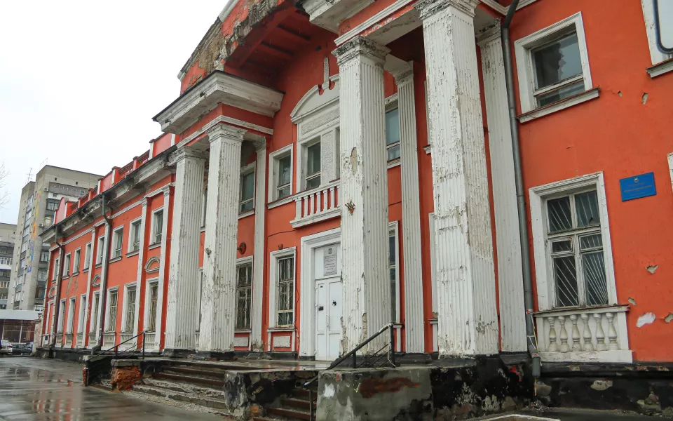 Вопрос исчерпан. Суд закончил споры об ограждении здания-памятника в центре Барнаула