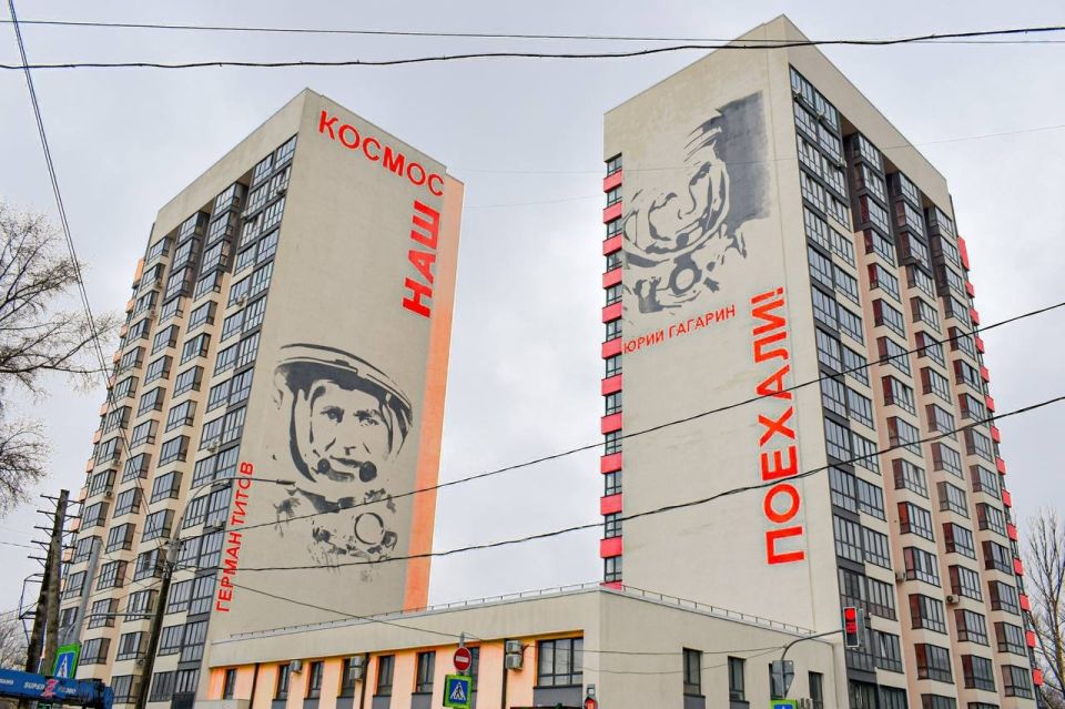 Муралы на многоэтажных домах в Барнауле