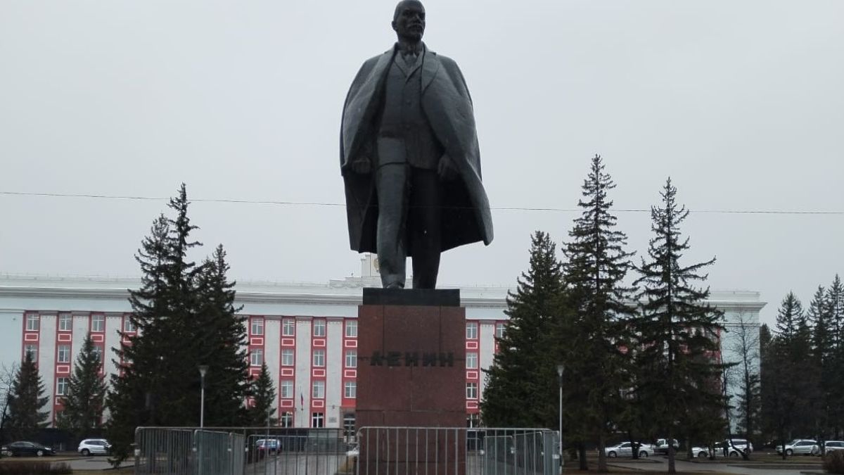 Памятник Ленину на площади Советов