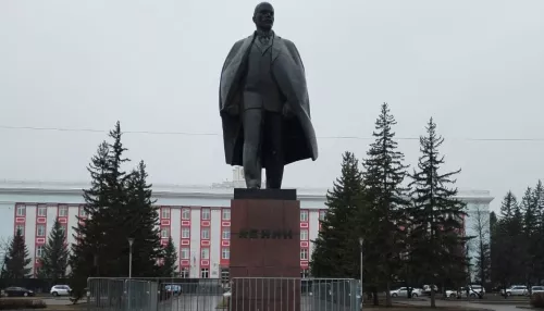 В мэрии Барнаула объяснили, почему огородили памятник Ленину на площади Советов
