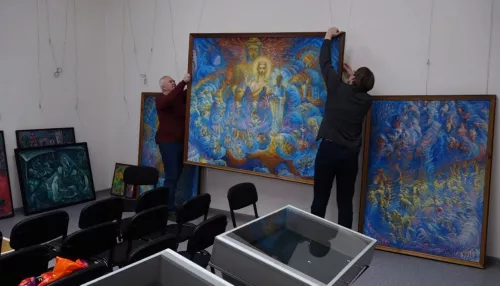 Посвященные жизни и творчеству Николая Рериха картины привезли в Барнаул